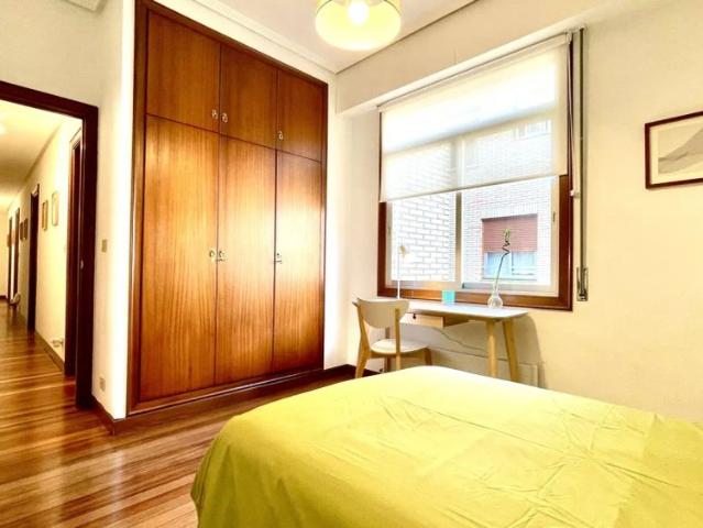Room for rent in 5 bedroom apartment in Bilbao