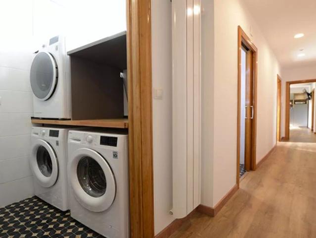 Room for rent in 5 bedroom apartment in Bilbao