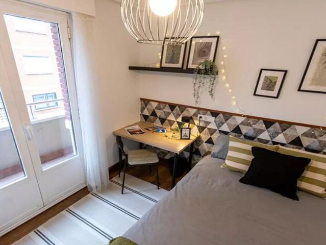 Room for rent in 5 bedroom apartment in Bilbao