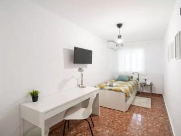 Room for rent in 5 bedroom apartment in Burjassot