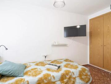Room for rent in 5 bedroom apartment in Burjassot