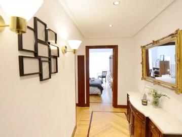 Room for rent in 5 bedroom apartment in Deusto, Bilbao