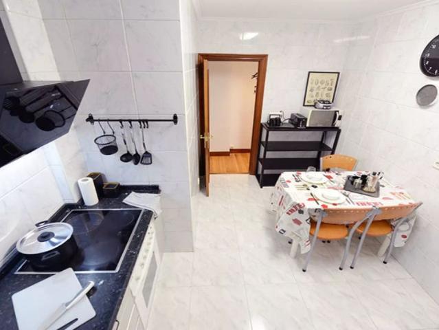 Room for rent in 5 bedroom apartment in Deusto, Bilbao