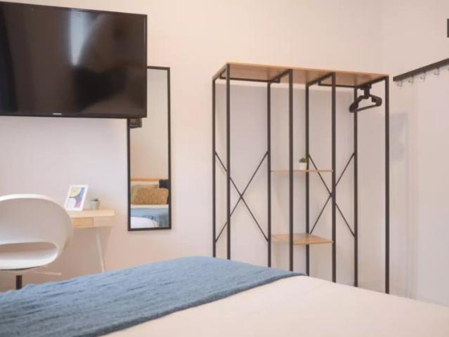 Room for rent in 5 bedroom apartment in Delicias
