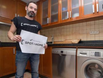 Room for rent in 5 bedroom apartment in Eixample