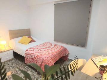 Room for rent in 5 bedroom apartment in Montcada, Valencia
