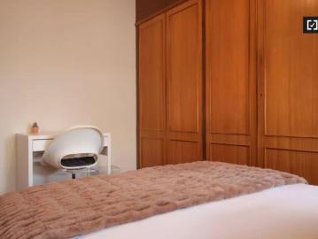 Room for rent in 5 bedroom apartment in Madrid