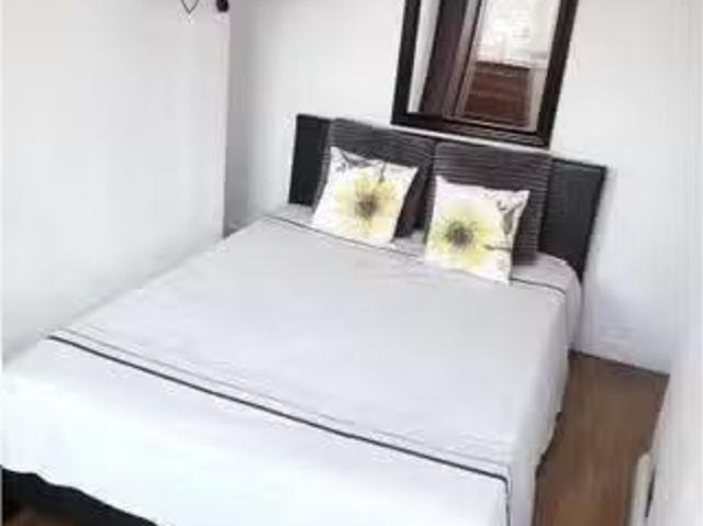 Room for rent in 5 bedroom apartment in Roehampton, London