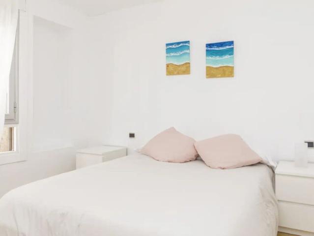 Room for rent in 5 bedroom apartment in the Old Town of Zaragoza