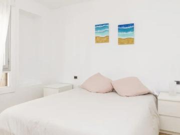 Room for rent in 5 bedroom apartment in the Old Town of Zaragoza