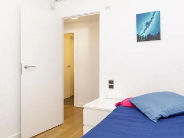 Room for rent in 5 bedroom apartment in the Old Town of Zaragoza