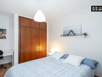 Room for rent in 5 bedroom apartment in Valencia