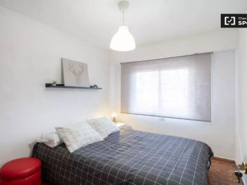 Room for rent in 5 bedroom apartment in Valencia