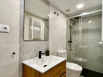 Room for rent in 5 bedroom apartment next to Plaza de Oriente