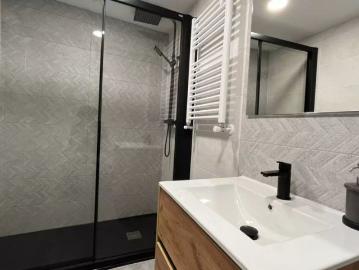 Room for rent in 5 bedroom apartment next to Plaza de Oriente