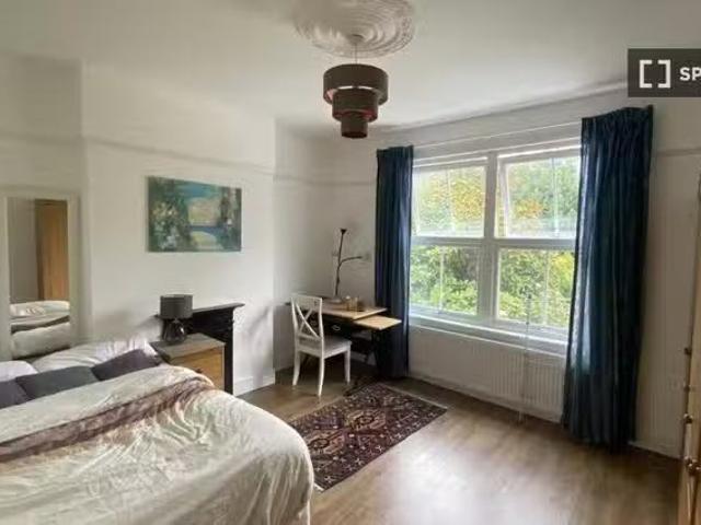 Room for rent in 5 bedroom house in Norwood, London