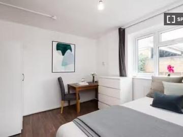 Room for rent in 5 bedroom house in Patmore Estate, London