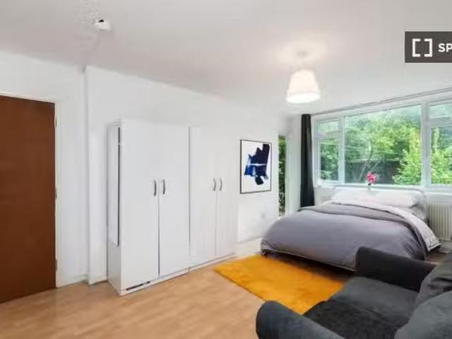 Room for rent in 5 bedroom house in Patmore Estate, London