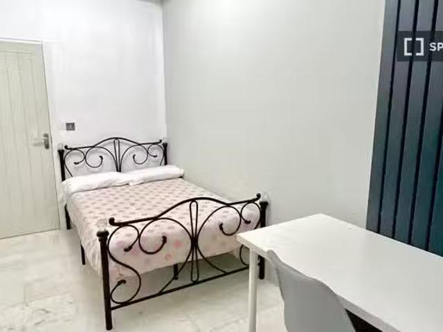Room for rent in 6 bedroom house in Camden, London