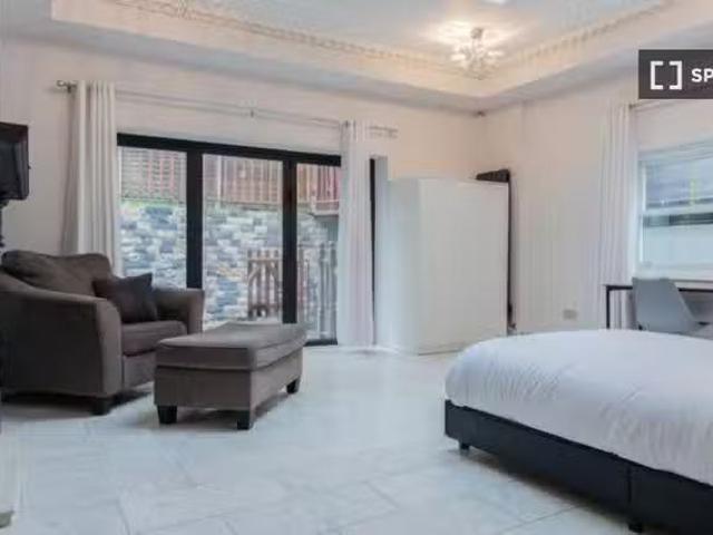 Room for rent in 6 bedroom house in Camden, London