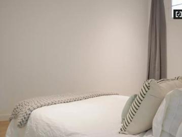 Room for rent in 7 bedroom apartment in Madrid