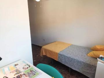Room for rent in 7 bedroom apartment in Paterna, Valencia
