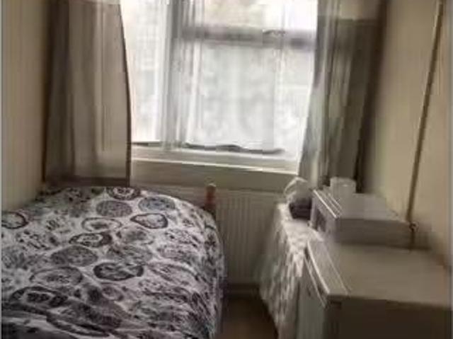 Room for rent in 7 bedroom house in Uxbridge, London