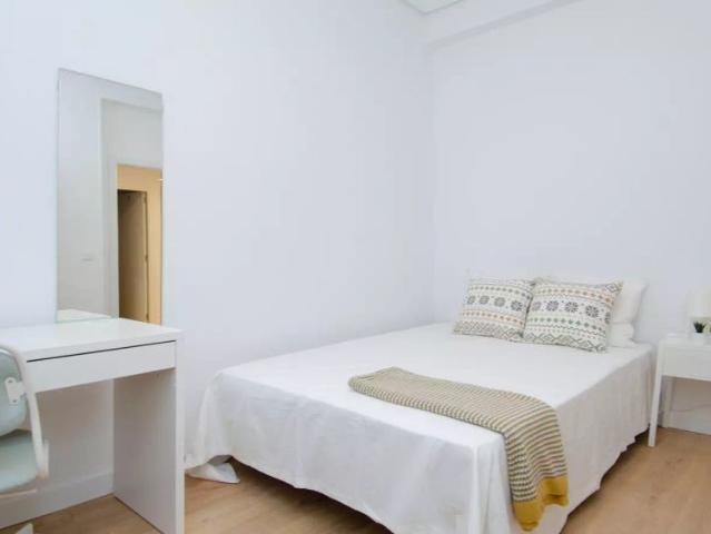 Room for rent in 8 bedroom apartment in Salamanca