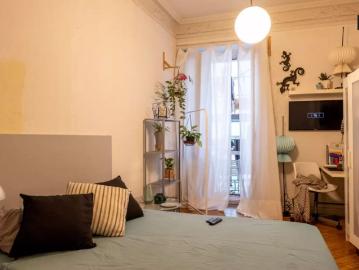 Room for rent in 9 bedroom apartment in Ópera