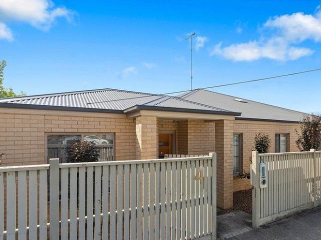 ROOM FOR RENT Rooms in 12 Bedroom House in Highton, 5mins from Deakin Uni!