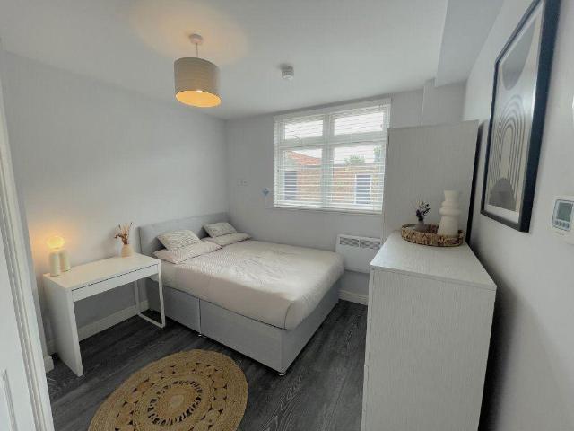 Room H, The Woodston, Belsize Avenue. 1 bed in a house share to rent £550 pcm £127 pw