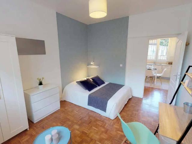 Room in Avenue Pierre Grenier, Boulogne Billancourt for 75 m² wi