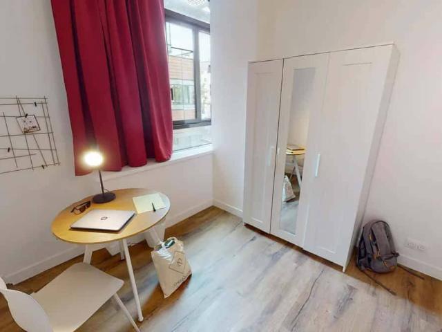 Room in Avenue Sainte Anne, Asnières sur Seine for 193 m² with 1