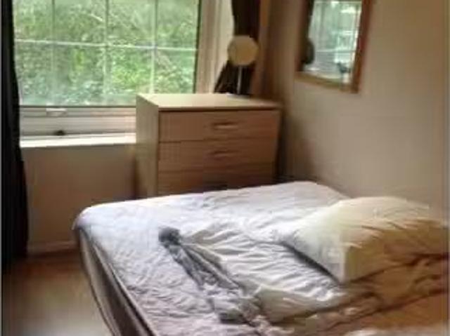 Room in a 3 bedroom flatshare in Elephant and Castle, London