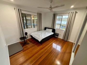 Room in a 4 Bedroom Apartment, 41 Oatland Crescent, Holland Park West, Brisbane City 4121