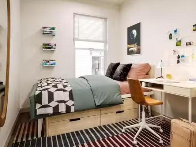 Room in a 5 Bed 5 Bath E1