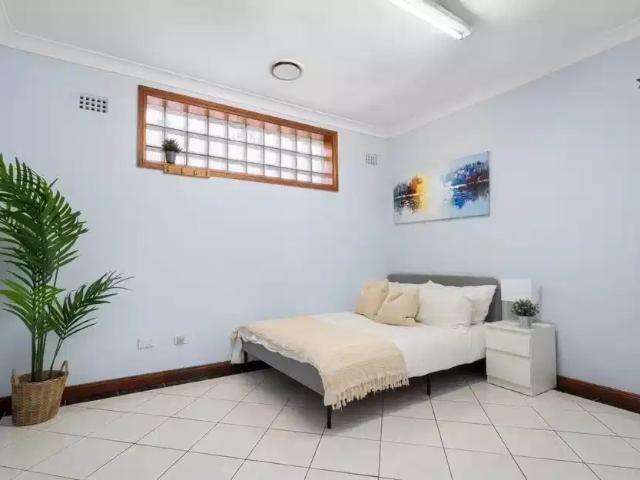Room in a 5 Bedroom Apartment, 2/191 Enmore Road, Enmore, Sydney 2042