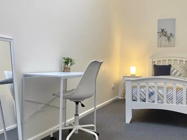 Room in a 5 Bedroom Apartment, Anzac Parade, Kingsford, Australia NSW 2032