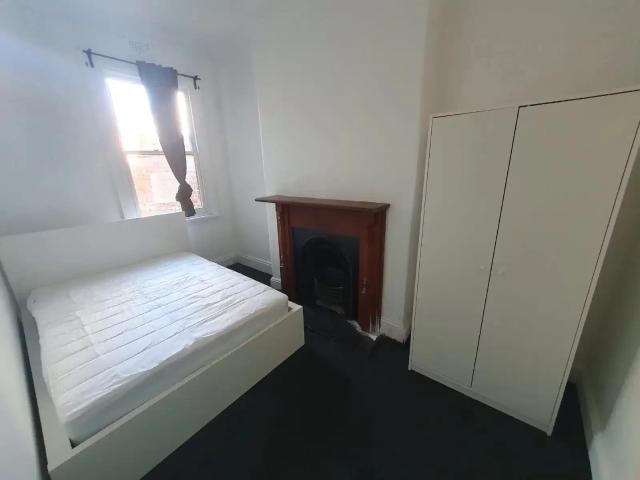 Room in a 6 Bedroom Apartment, 321 Cleveland Street, Surry Hills, Sydney 2010