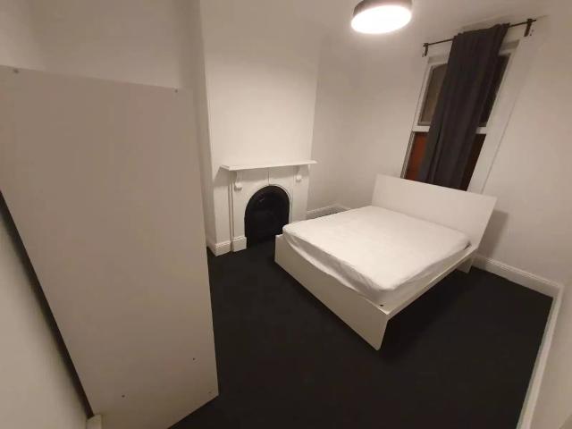 Room in a 6 Bedroom Apartment, 323 Cleveland Street, Surry Hills, Sydney 2010