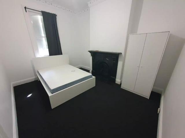 Room in a 6 Bedroom Apartment, 325 Cleveland Street, Surry Hills, Sydney 2010