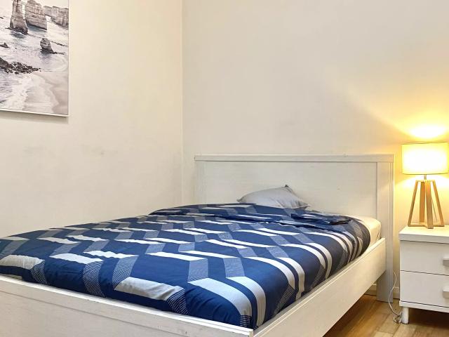 Room in a 6 Bedroom Apartment, Mary St, St Peters, Australia NSW 2044