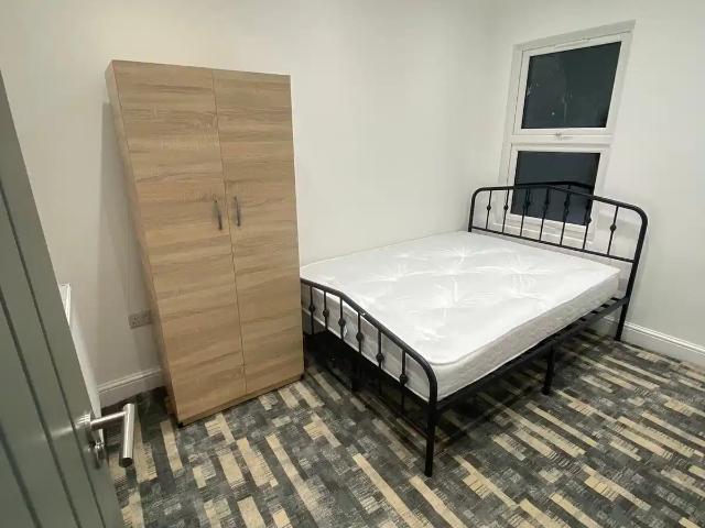 Room in a 6 Bedroom Apartment, Shaftsbury Rd, London E7 8PF Has an Apartment