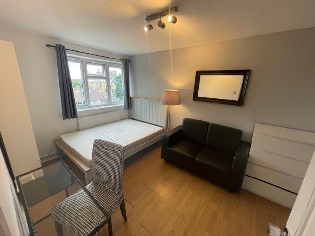 Room in a Shared Flat, Clarence Mews, E5