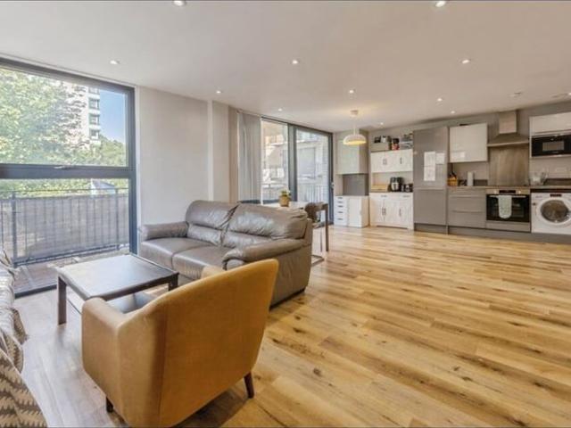 Room in a Shared Flat, Admiral Court, CR0
