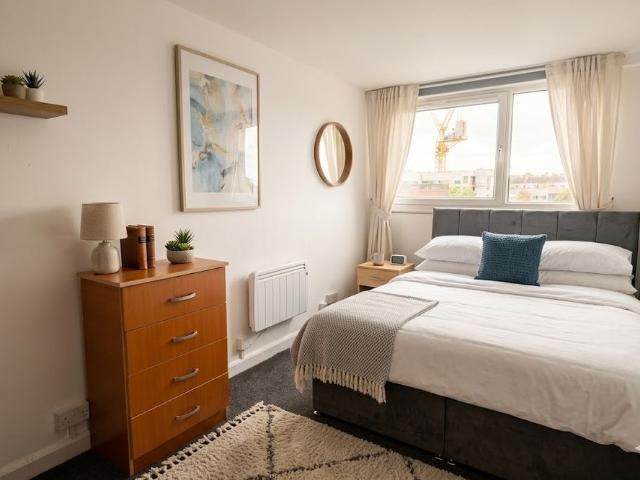 Room in a Shared Flat, Bakersfield, N7
