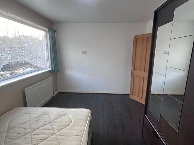 Room in a Shared Flat, Heneage Place, B7