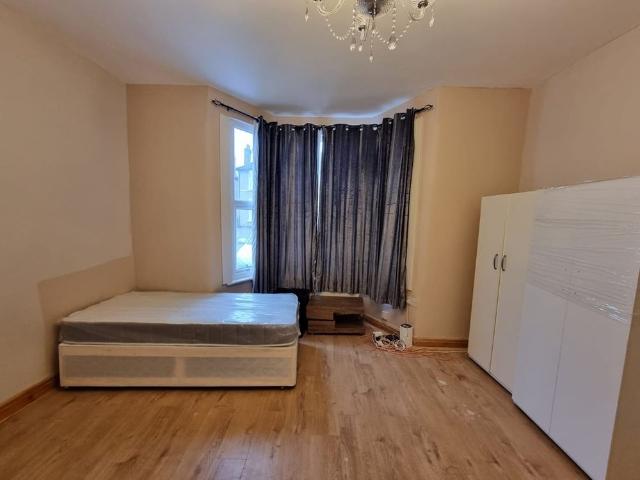 Room in a Shared Flat, Ley St, IG1
