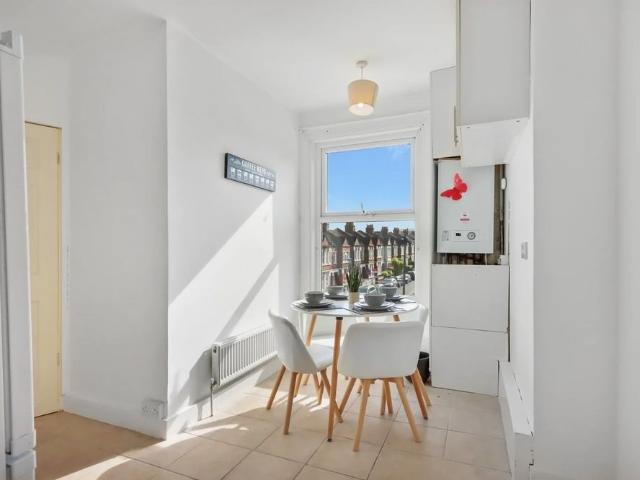 Room in a Shared Flat, Mitcham Road, SW17