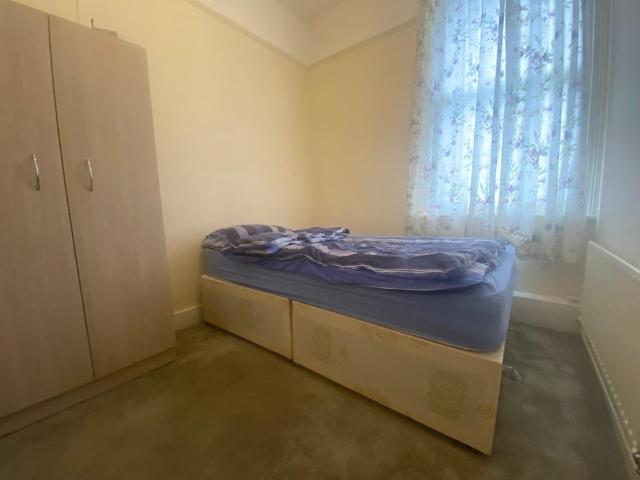 Room in a Shared Flat, St Peters Road, CR0